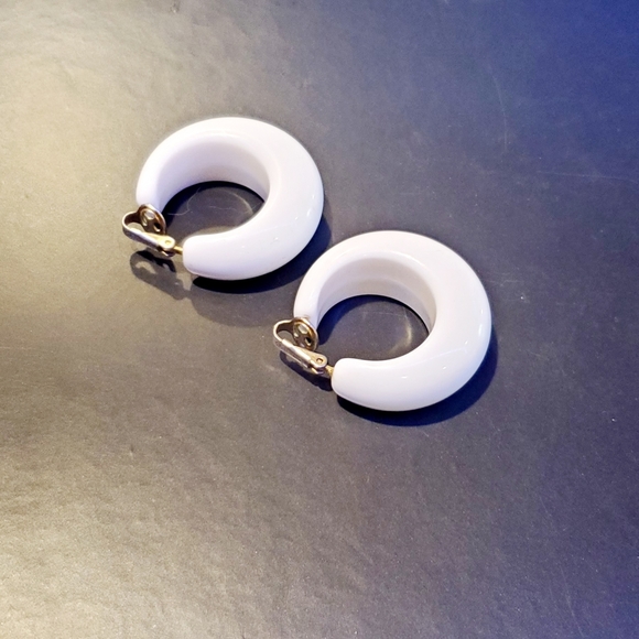 Vintage signed Trifari Crown Clip on Earrings. - Picture 7 of 7